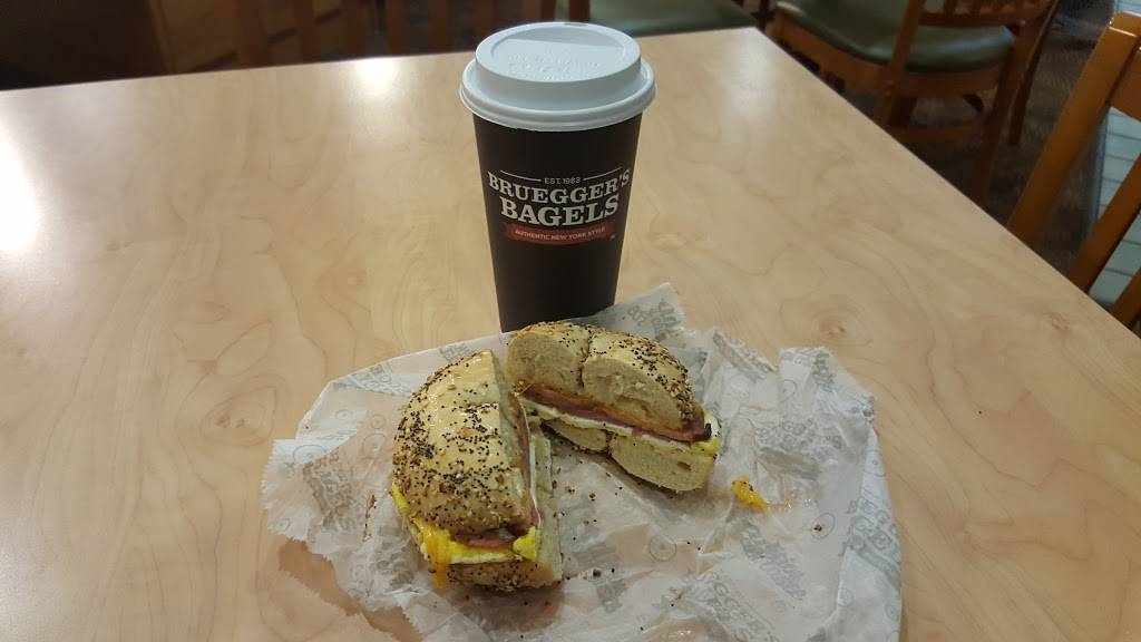 Brueggers Bagels | bakery | 1043 East Summit Ave, Oconomowoc, WI 53066, USA | 2625698043 OR +1 262-569-8043