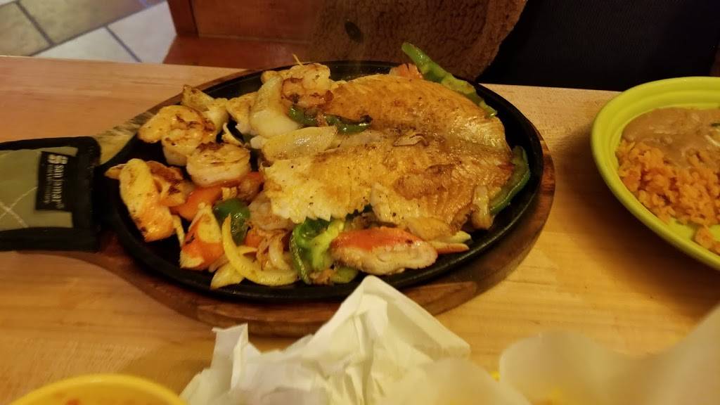 Pueblo Lindo | restaurant | 124 W State St, Paxton, IL 60957, USA | 2173795200 OR +1 217-379-5200