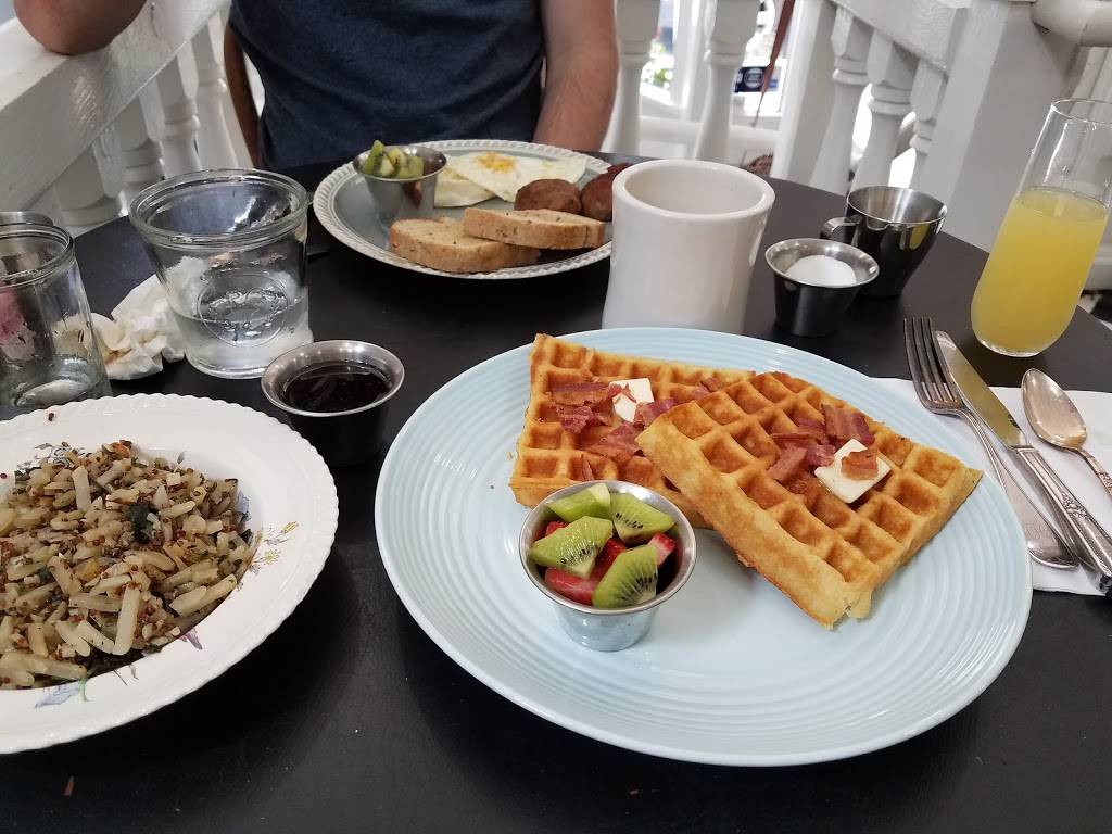 Farmhouse Kitchen & Wares | cafe | 101 W Beverley St, Staunton, VA 24401, USA | 5407127791 OR +1 540-712-7791