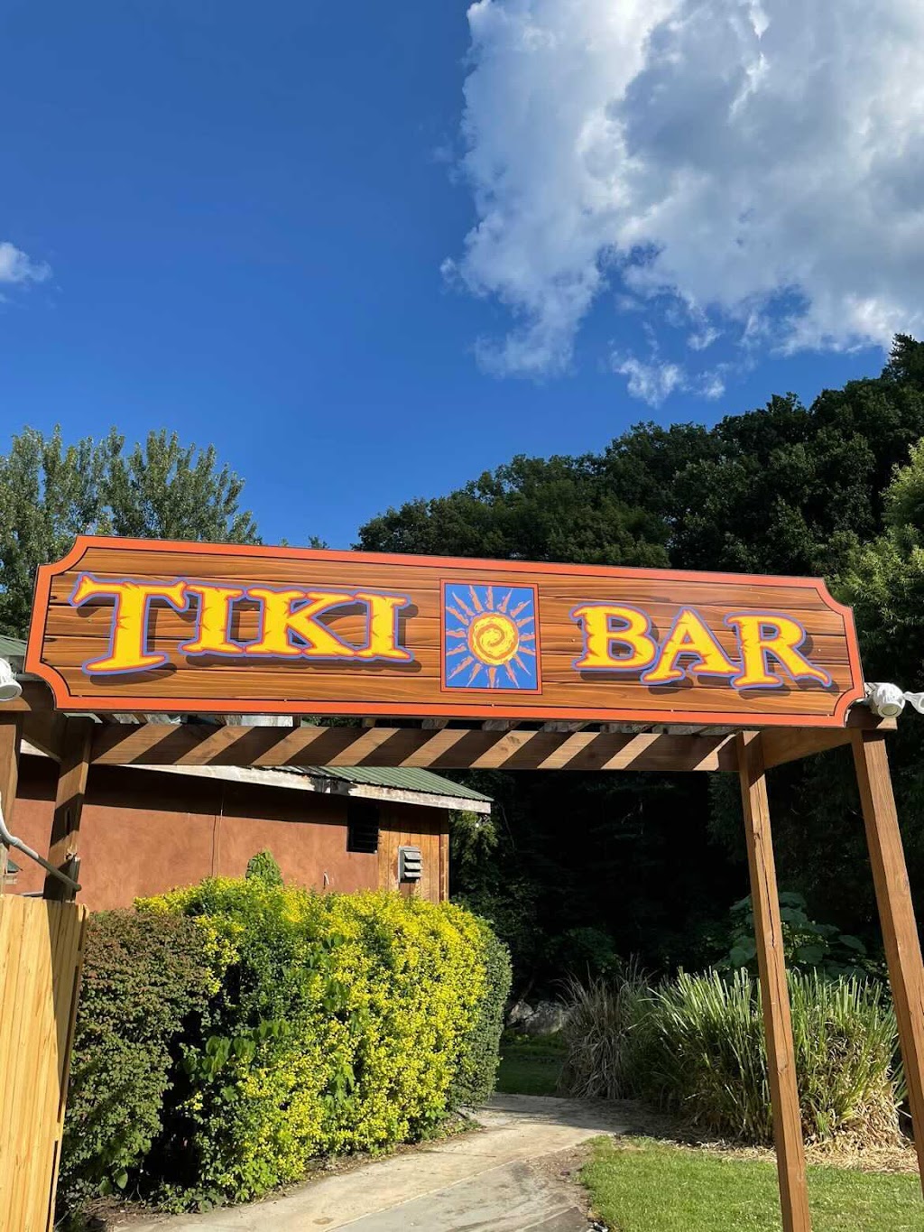 Geneva Riverside Lodging and Tiki Bar & Grill | restaurant | 3147 Memorial Hwy, Lake Lure, NC 28746, USA | 8773500053 OR +1 877-350-0053