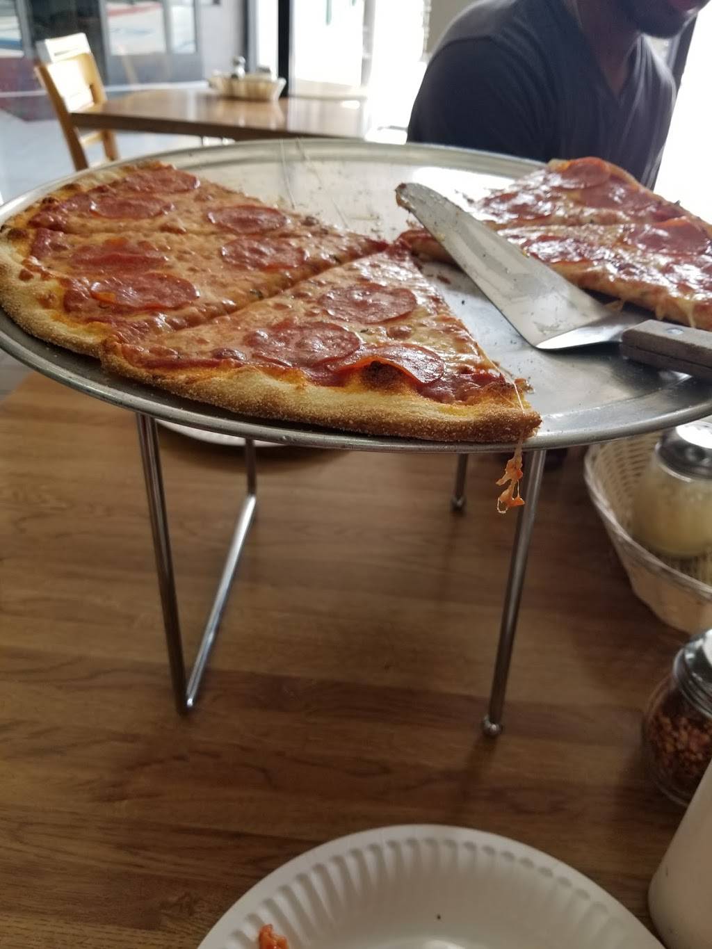 DAmores Pizza | restaurant | 22601 Pacific Coast Hwy, Malibu, CA 90265, USA | 3103174500 OR +1 310-317-4500