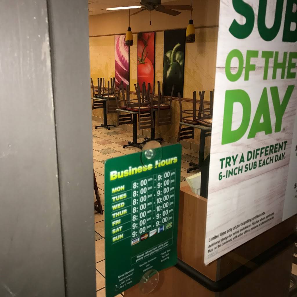 Subway | restaurant | 526 S Main St, Middletown, CT 06457, USA | 8603441838 OR +1 860-344-1838