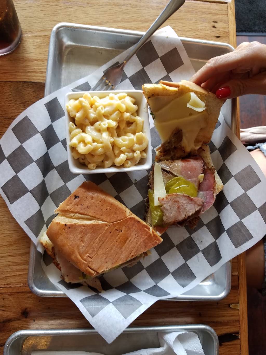 J. Smugs GastroPit | restaurant | 4916 Shaw Ave, St. Louis, MO 63110, USA | 3144997488 OR +1 314-499-7488