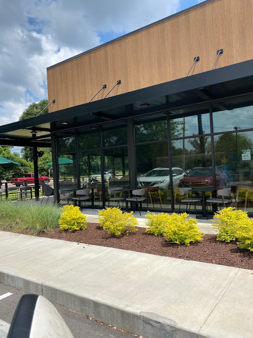 Starbucks | cafe | 603 Mississippi 15, W 6th St, Laurel, MS 39440, USA | 6017780060 OR +1 601-778-0060