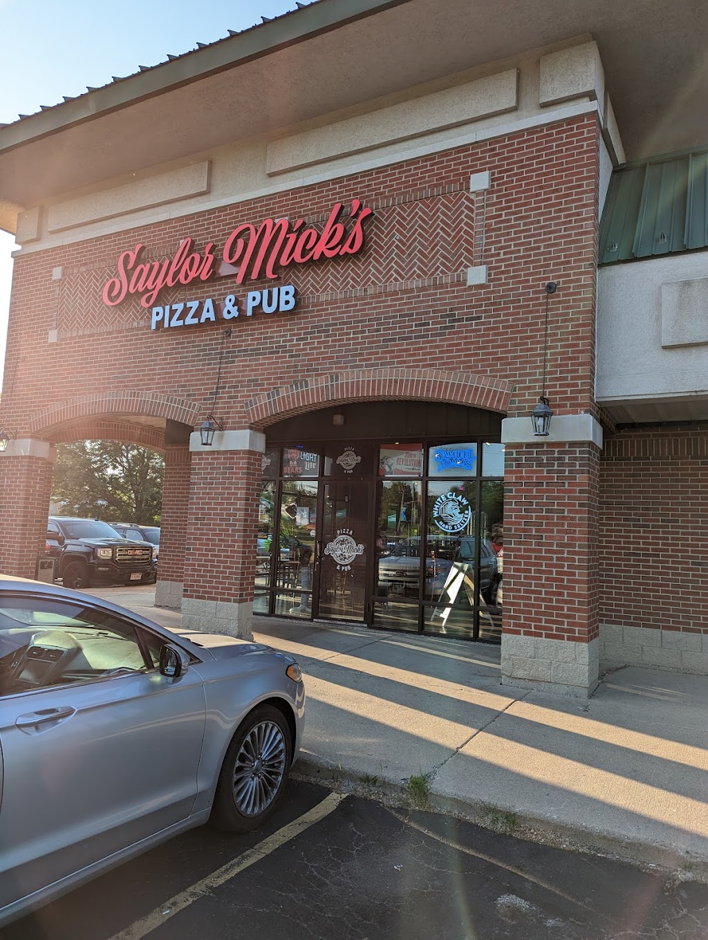 Saylor Micks Pizza & Pub | restaurant | 2020 US-12, Spring Grove, IL 60081, USA | 8155810190 OR +1 815-581-0190