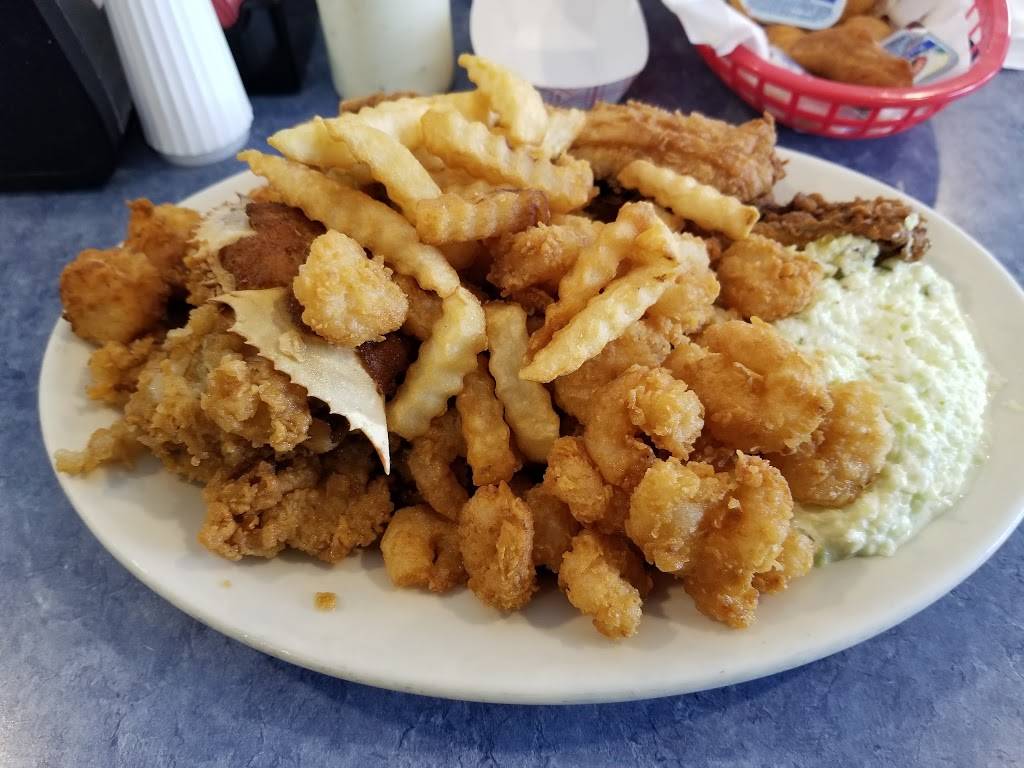 Calabash Seafood Hut - Restaurant | 1125 River Rd, Calabash, NC 28467, USA