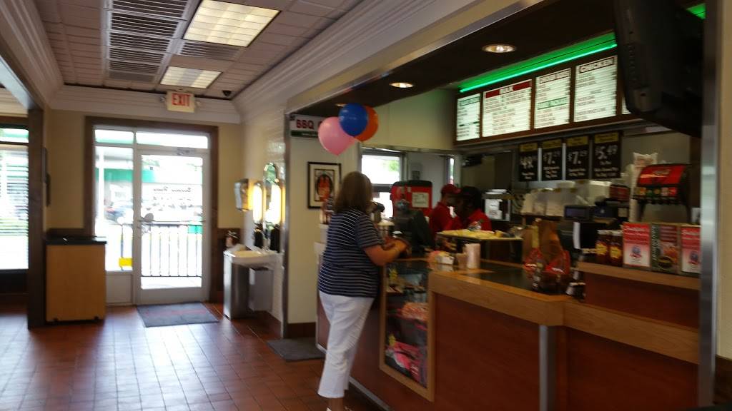 Smithfields Chicken N Bar-B-Q | restaurant | 7300 Market St, Wilmington, NC 28405, USA | 9106864175 OR +1 910-686-4175