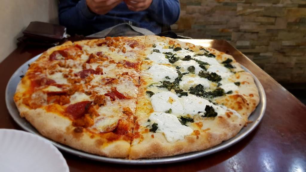 Joes Pizza | meal delivery | 211 8th Ave, New York, NY 10011, USA | 2122433226 OR +1 212-243-3226
