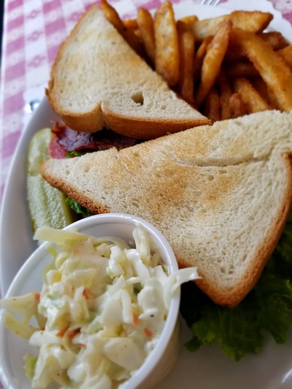 Glendas Cafe | cafe | N51W34975 E Wisconsin Ave, Okauchee, WI 53069, USA | 2625676320 OR +1 262-567-6320