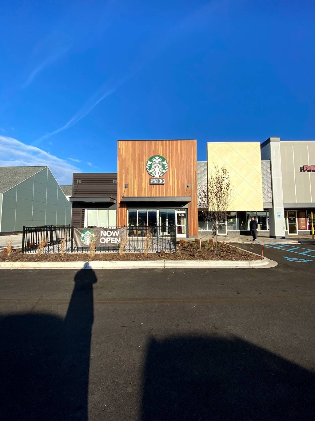 Starbucks | cafe | 6753 Cascade Rd SE, Grand Rapids, MI 49546, USA | 6162958438 OR +1 616-295-8438