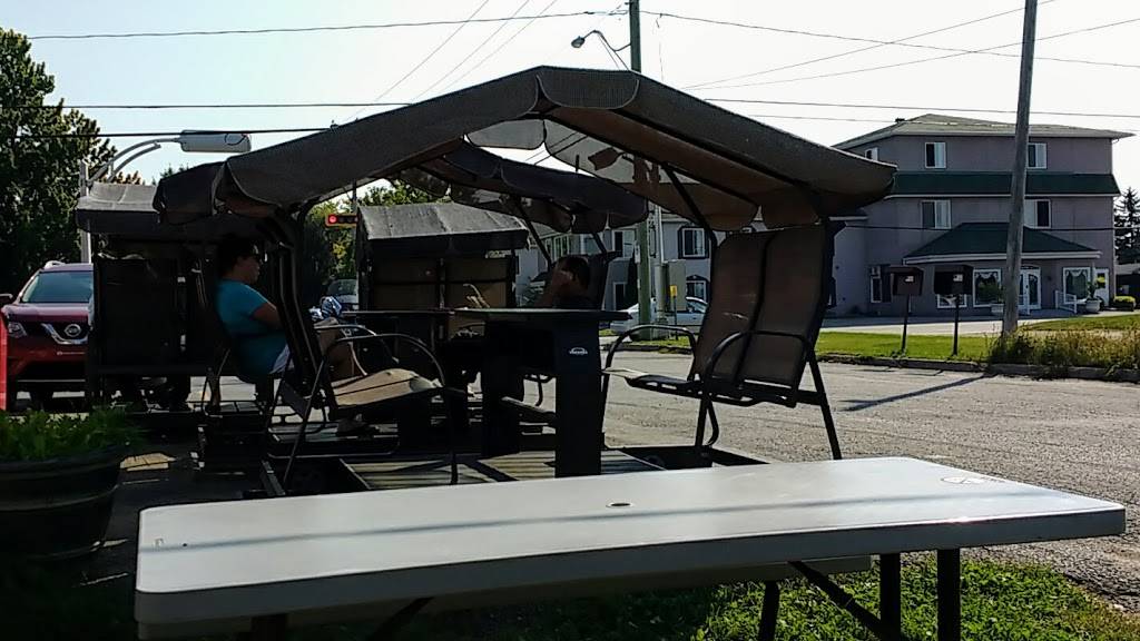 Pignon Rouge Louiseville | meal takeaway | 491 Bd St Laurent E, Louiseville, QC J5V 1J1, Canada | 8192283811 OR +1 819-228-3811