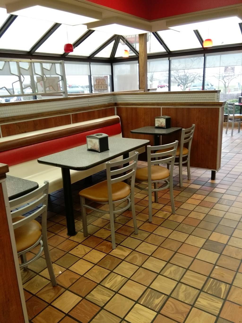 Hardees | restaurant | 451 Ottawa Rd, Paxton, IL 60957, USA | 2173799903 OR +1 217-379-9903