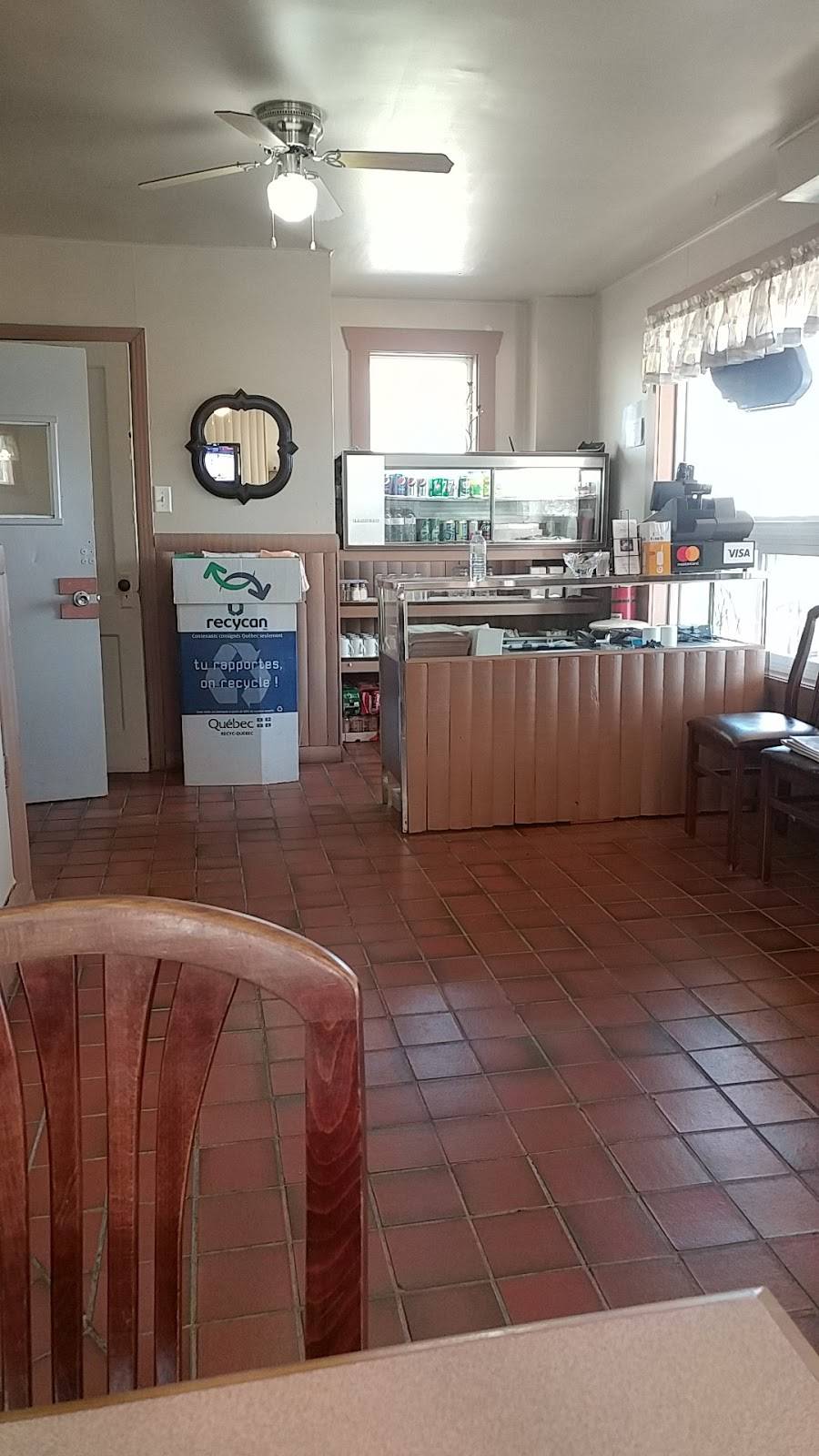 Au Resto de lHôtel | restaurant | 1237 Chemin de la 3 Concession, Saint-Georges-de-Clarenceville, QC J0J 1B0, Canada | 4502104077 OR +1 450-210-4077