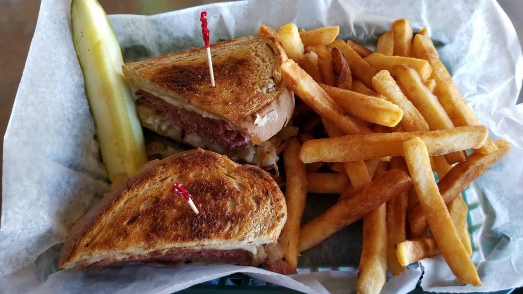 Finnertys Tap Room | restaurant | 5 E Washington St, Ellicottville, NY 14731, USA | 7166991226 OR +1 716-699-1226