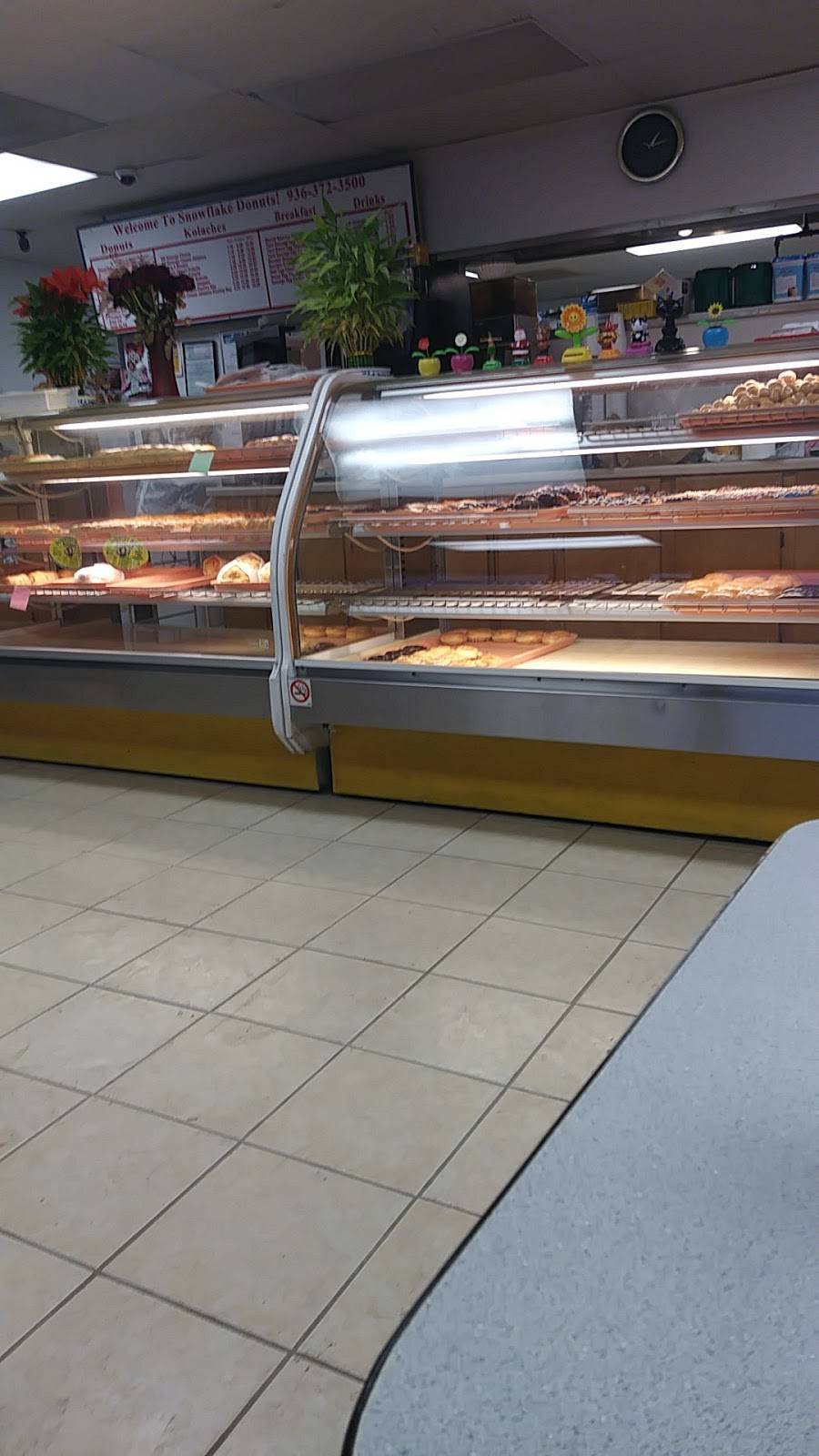 Snowflake Donuts | restaurant | 30296 Farm to Market Rd 1488, Waller, TX 77484, USA | 9363723500 OR +1 936-372-3500