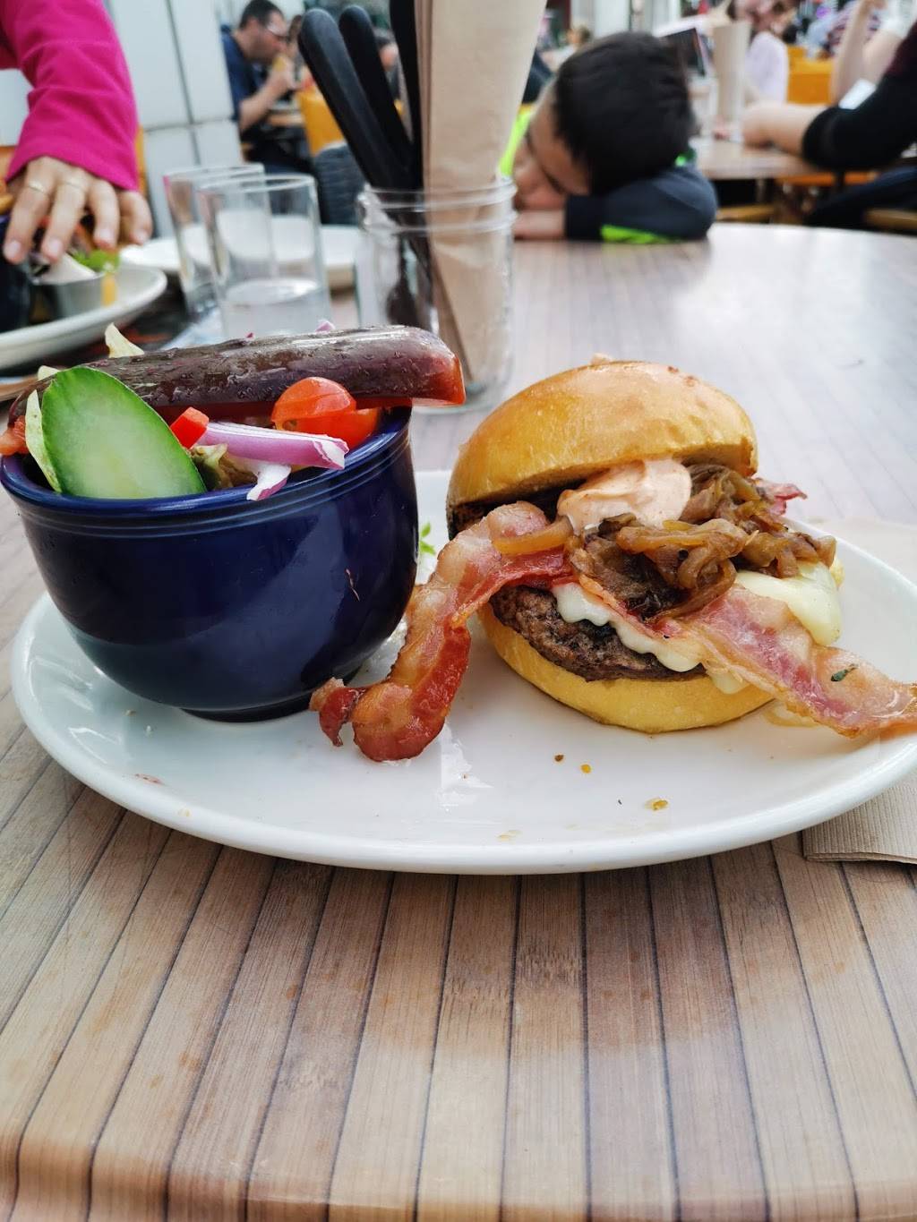 La Belle & La Boeuf Burger Bar | restaurant | 510 Promenade Du Centropolis, Laval, QC H7T 3C2, Canada | 4509348777 OR +1 450-934-8777
