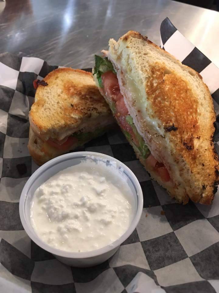 Grease Monkeys Sports Bar And Grill | restaurant | 709 1st St, Colona, IL 61241, USA | 3092811887 OR +1 309-281-1887
