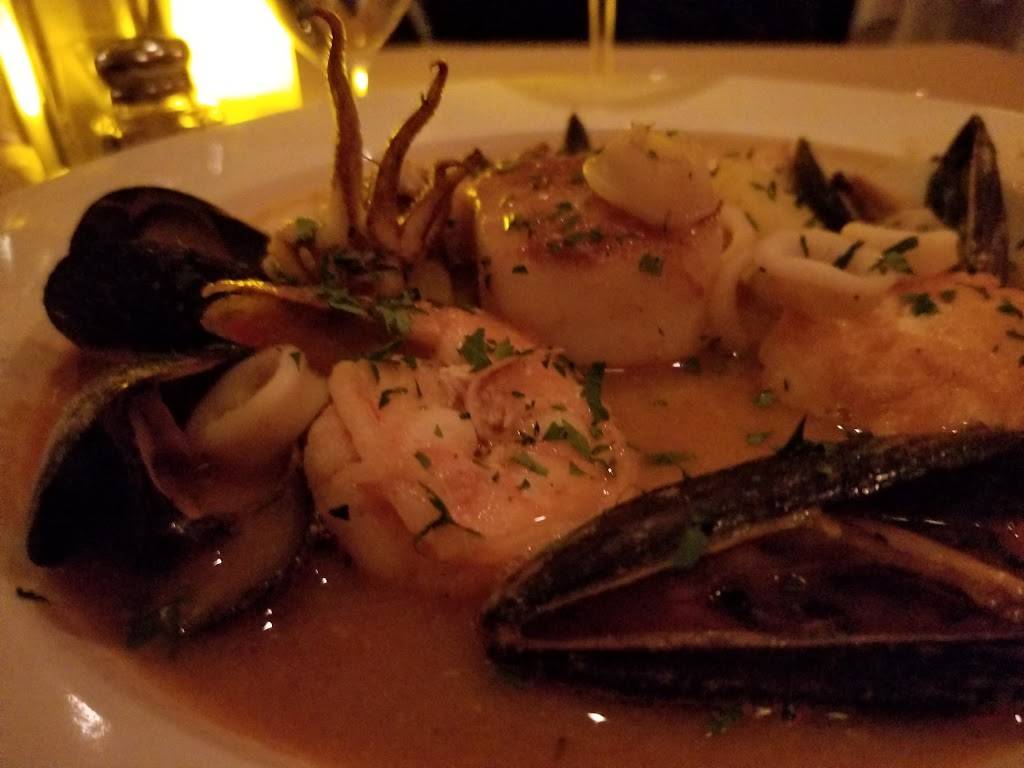 Le Penguin | restaurant | 7 Sconset Square, Westport, CT 06880, USA | 2035576432 OR +1 203-557-6432