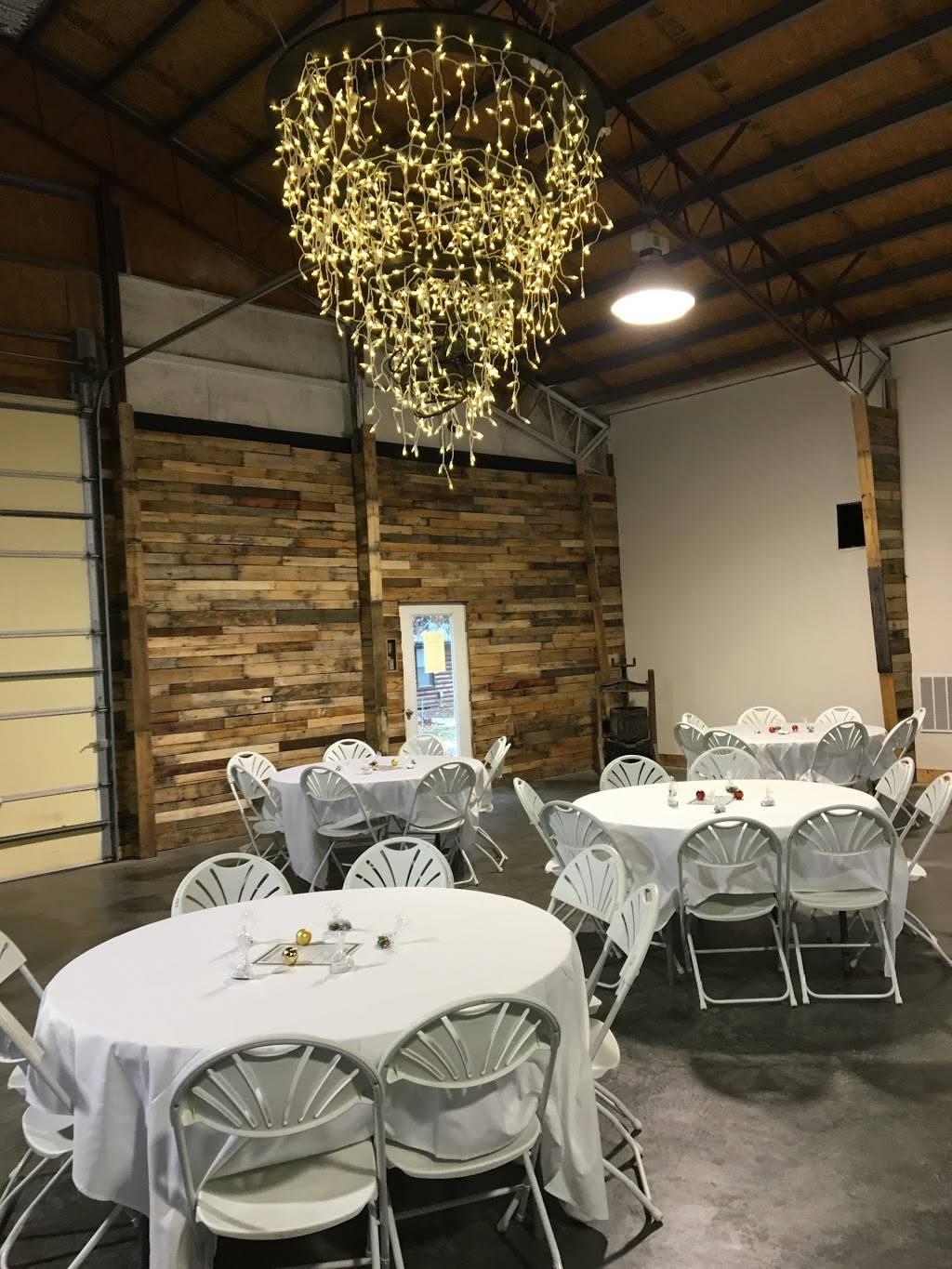 Arcadian Moon | restaurant | 19203 E Old Hwy 40, Higginsville, MO 64037, USA | 6605846661 OR +1 660-584-6661