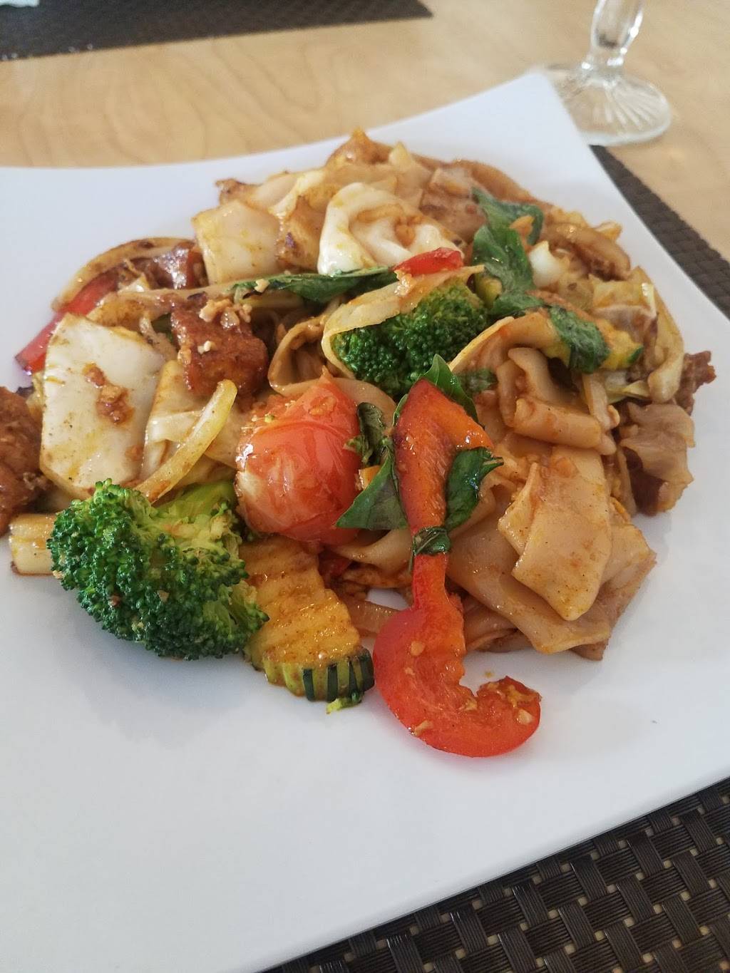 Thai Nakorn | restaurant | 424 G St, Davis, CA 95616, USA | 5307587775 OR +1 530-758-7775