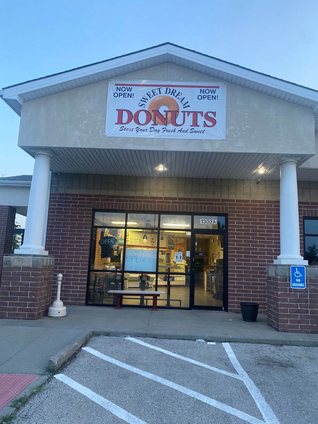 Sweet Dream Donuts | bakery | 1302 A Platte Falls Rd, Platte City, MO 64079, USA | 8163833958 OR +1 816-383-3958