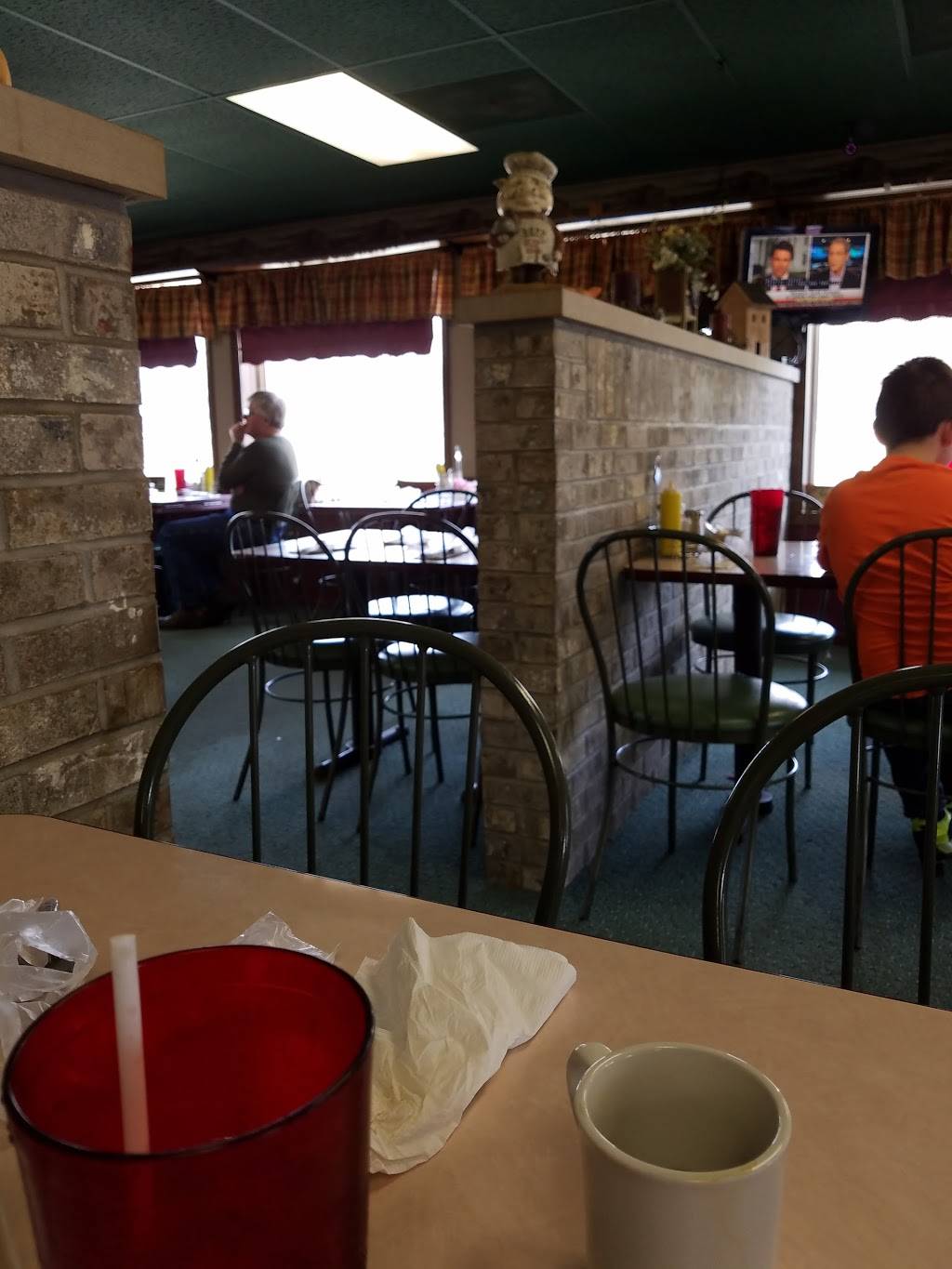 The Farmhouse Family Restaurant 1988 IL16, Shelbyville, IL 62565, USA