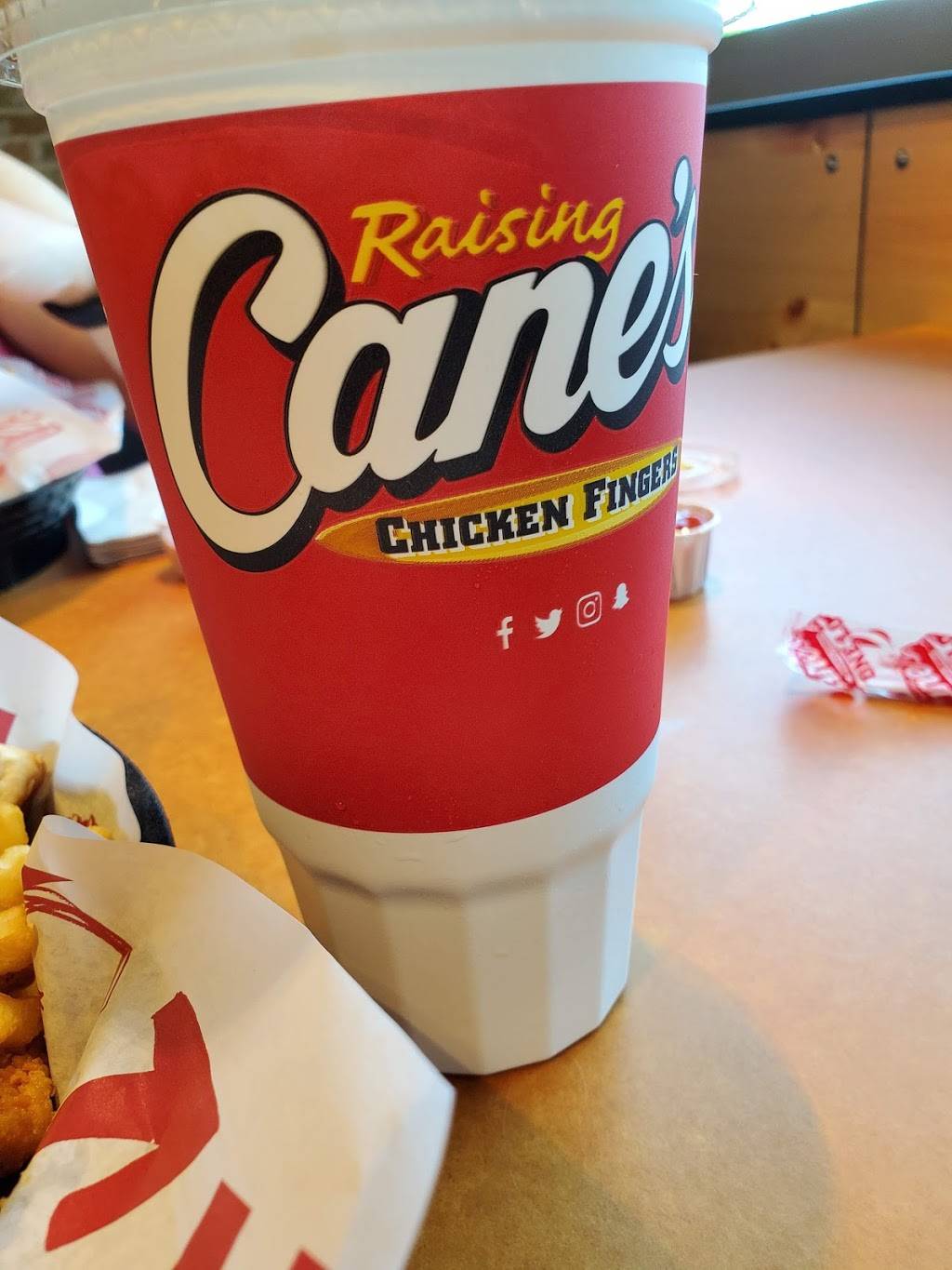 Raising Canes Chicken Fingers | meal takeaway | 142 Northshore Blvd, Slidell, LA 70460, USA | 9857810010 OR +1 985-781-0010