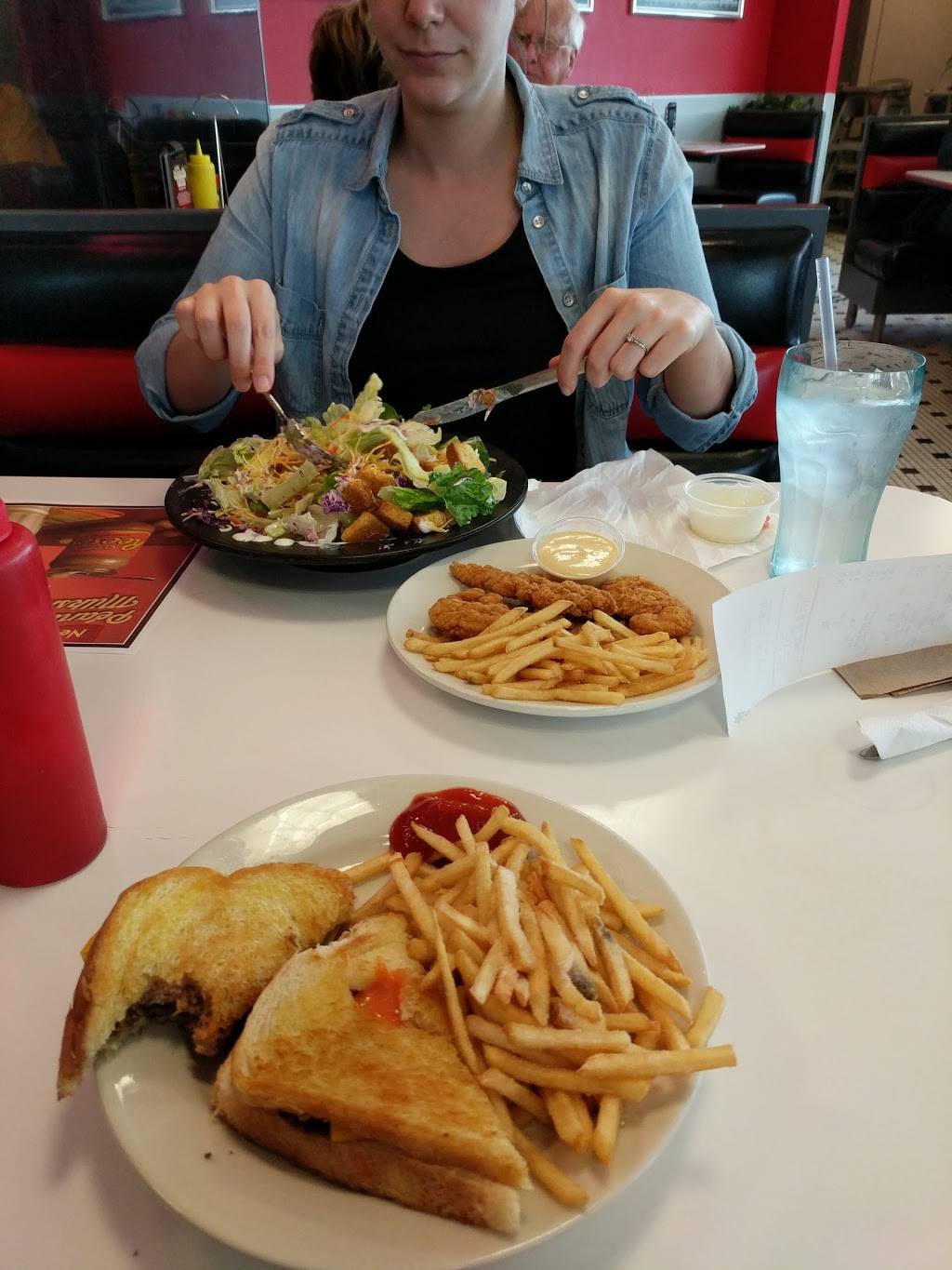 Steak n Shake | restaurant | 914 Zane St, Zanesville, OH 43701, USA | 7405889015 OR +1 740-588-9015