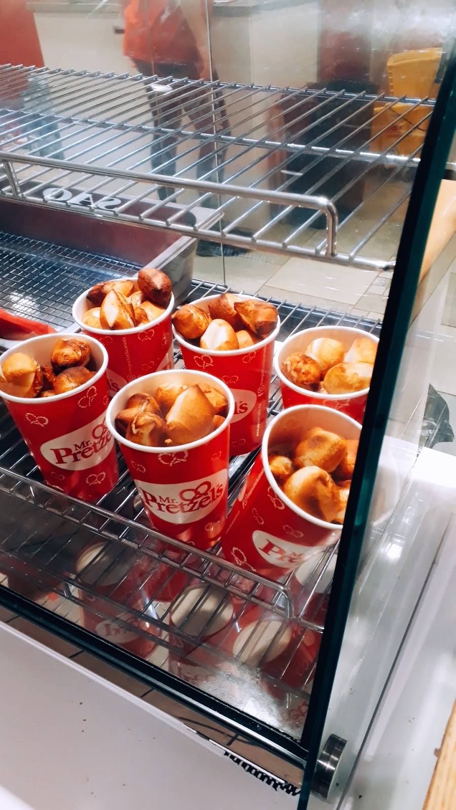 Mr Pretzels | restaurant | 6701 Route Transcanadienne, Pointe-Claire, QC H9R 5X4, Canada | 5146946060 OR +1 514-694-6060