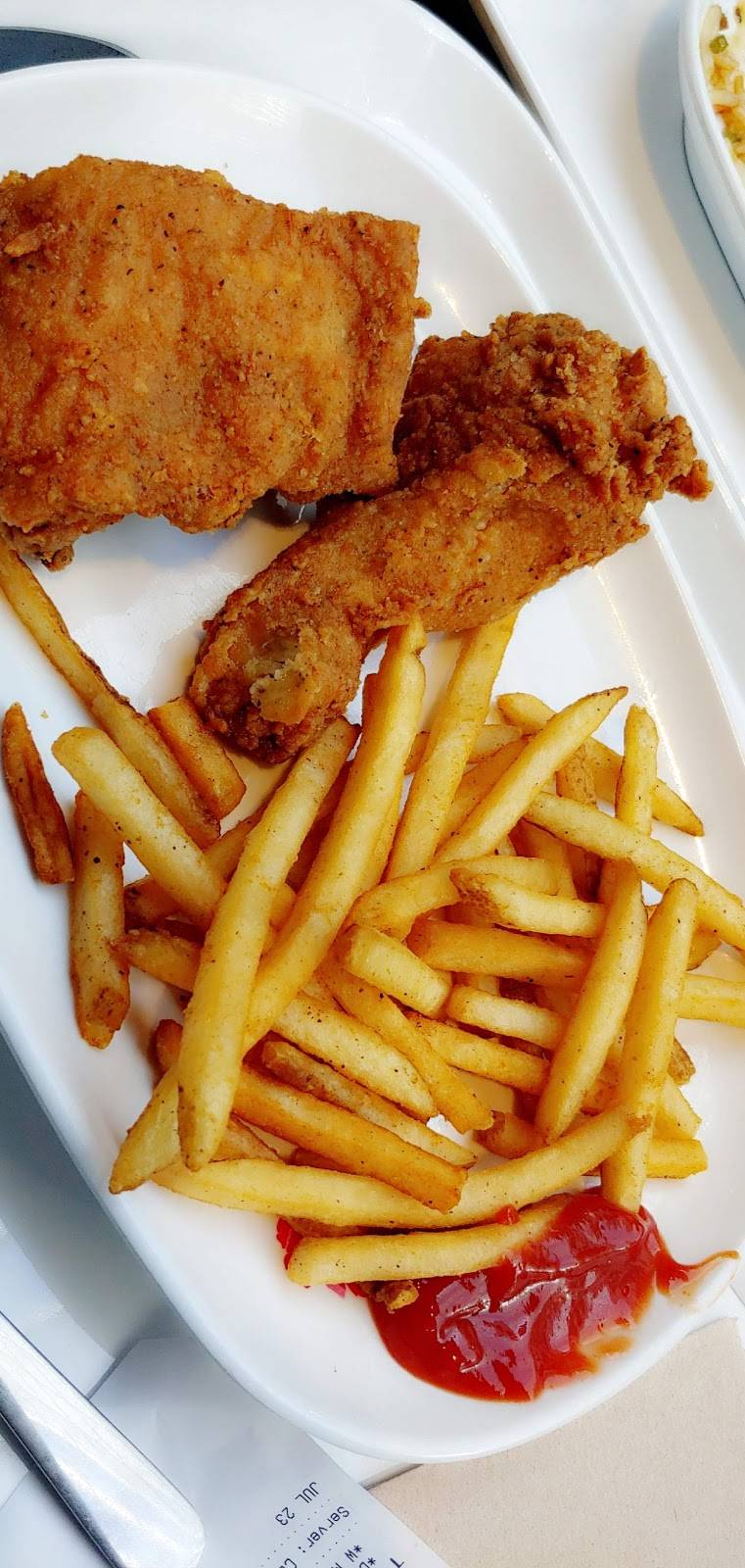 KFC | meal delivery | 300 Borough Dr, Scarborough, ON M1P 4P5, Canada | 4162960045 OR +1 416-296-0045