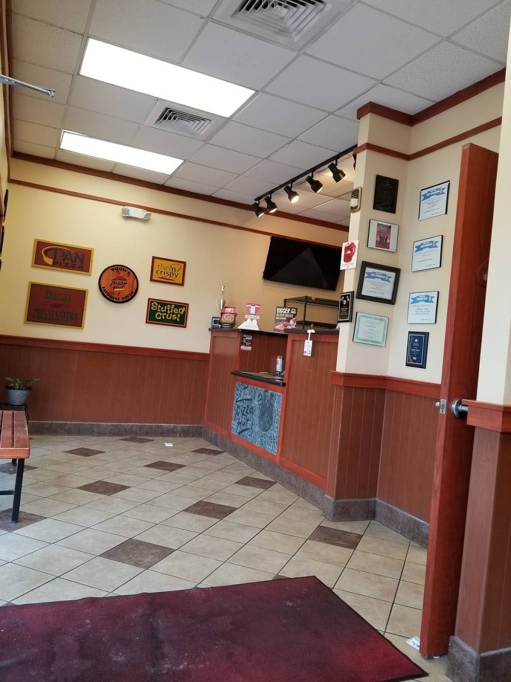 Pizza Hut | meal delivery | 2176 Pass Rd, Biloxi, MS 39531, USA | 2283850643 OR +1 228-385-0643