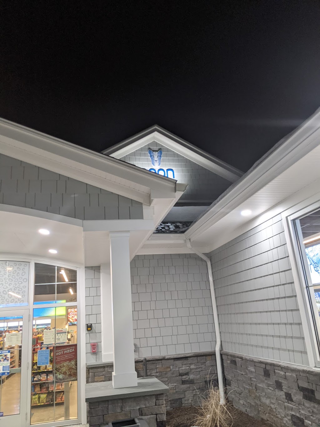 Neon Marketplace Middletown | restaurant | 533 E Main Rd, Middletown, RI 02842, USA | 4017356101 OR +1 401-735-6101