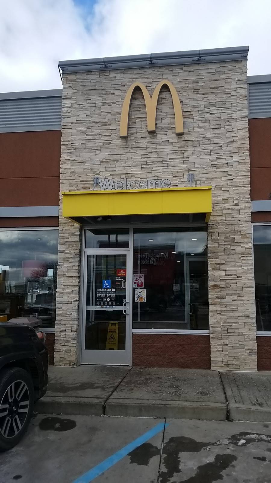 McDonalds | cafe | 67891 Mall Ring Rd, St Clairsville, OH 43950, USA | 7406954107 OR +1 740-695-4107