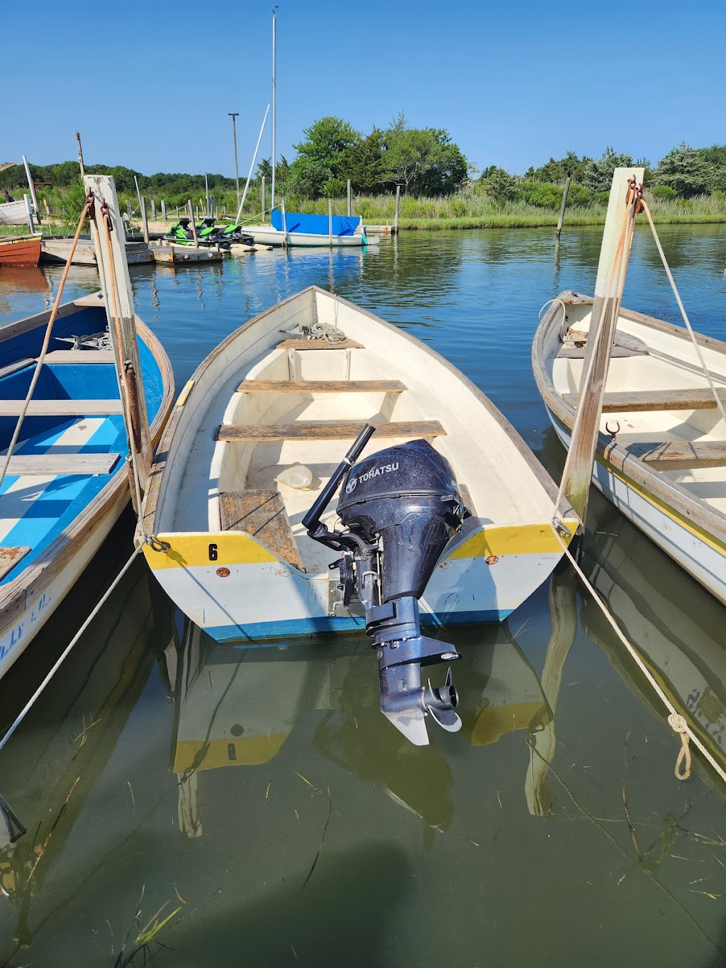 Silly Lily Fishing Station | restaurant | 99 Adelaide Ave, East Moriches, NY 11940, USA | 6318780247 OR +1 631-878-0247