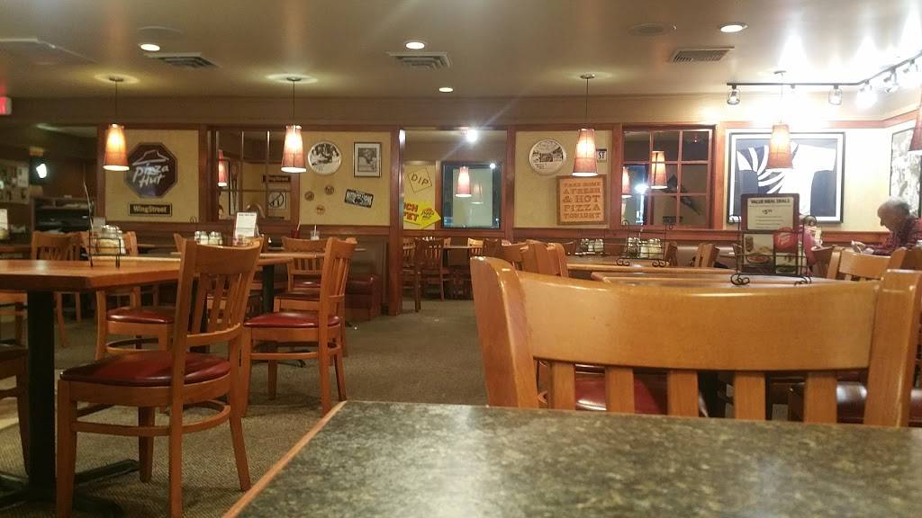 Pizza Hut 320 S West End Blvd, Quakertown, PA 18951, USA