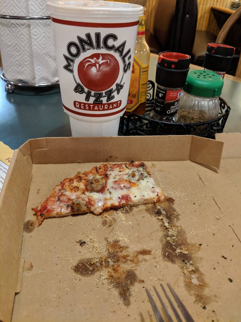 Monicals Pizza | restaurant | 102 N Sycamore St, Villa Grove, IL 61956, USA | 2178322361 OR +1 217-832-2361