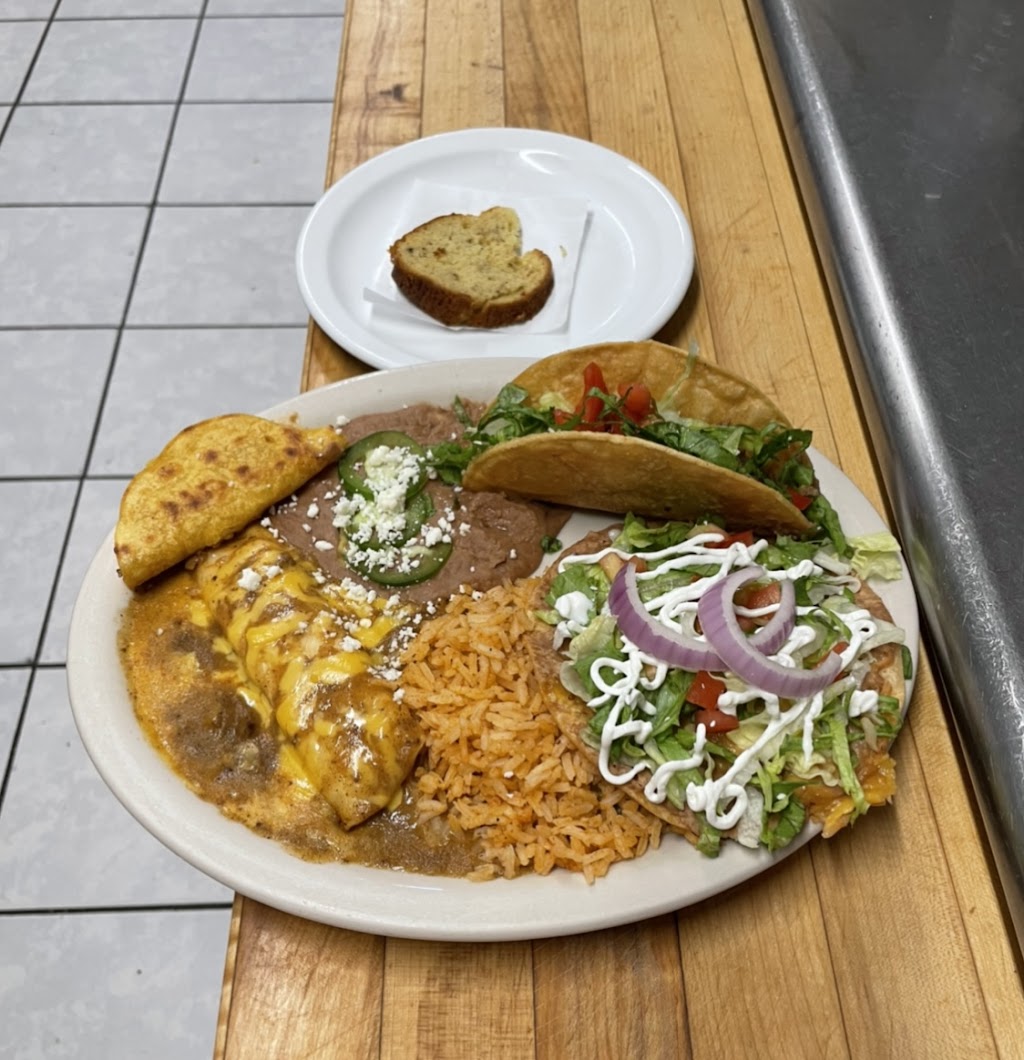 Holiday | restaurant | 506 US-83, Zapata, TX 78076, USA | 9567654521 OR +1 956-765-4521