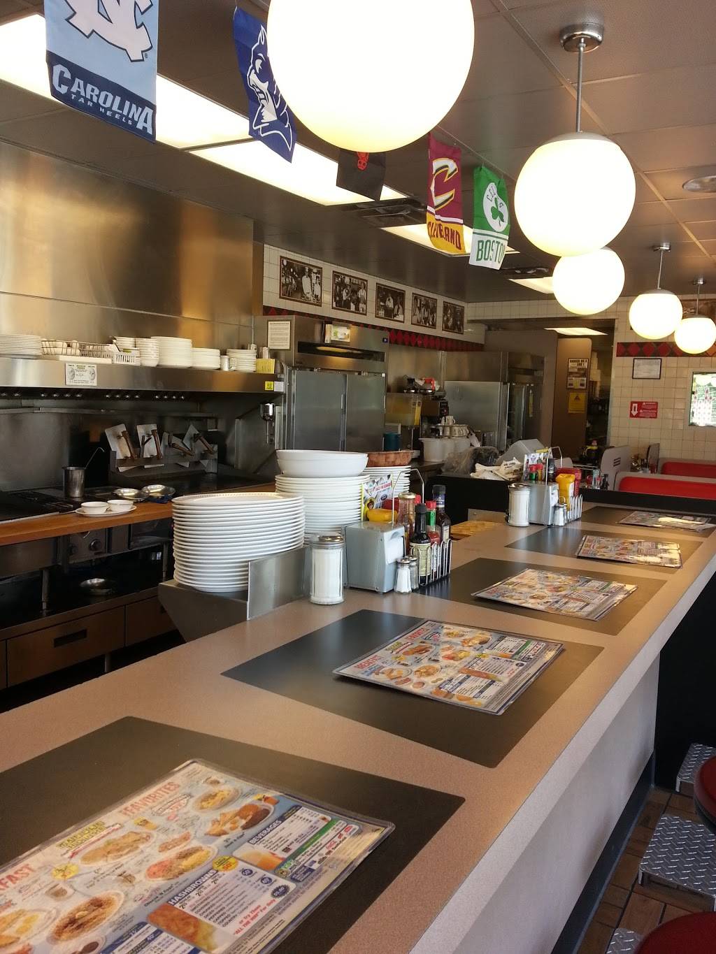 Waffle House | meal takeaway | 1908 N Main St, Summerville, SC 29486, USA | 8438510890 OR +1 843-851-0890