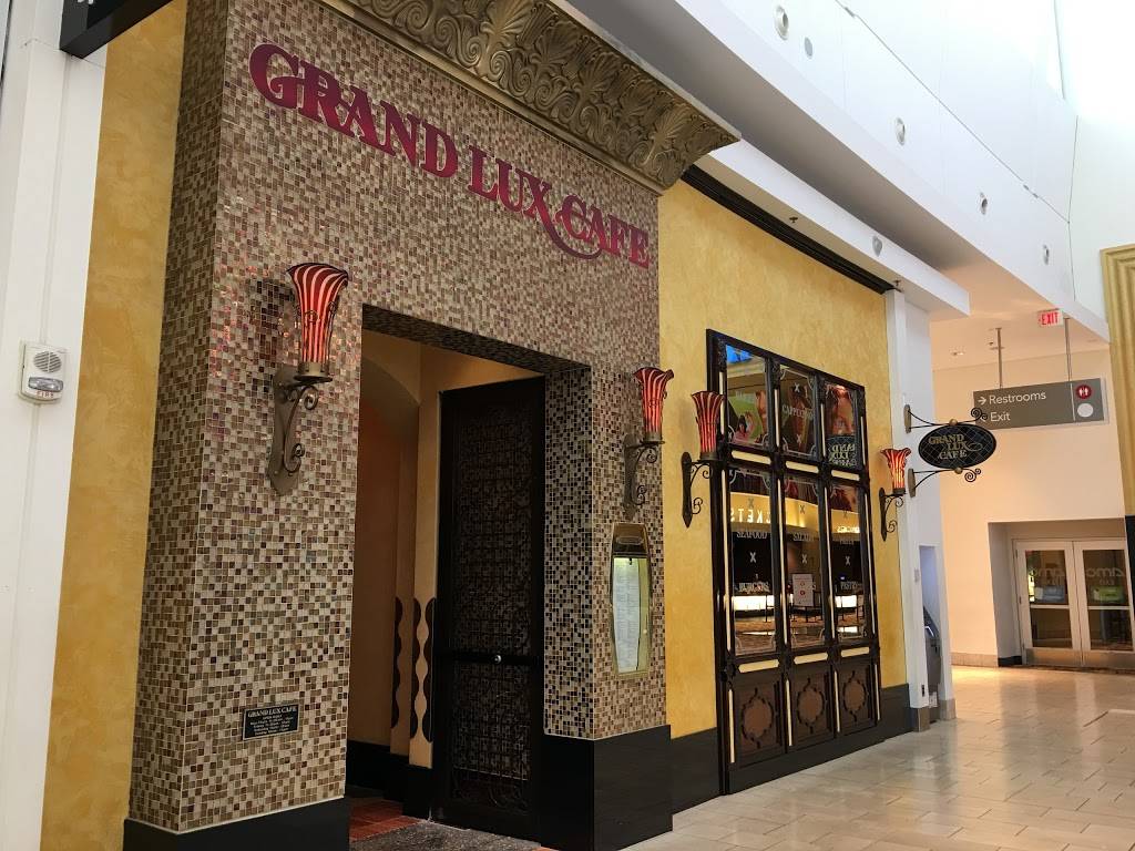 Restaurant  Grand Lux Cafe 1 Garden State Plaza, Paramus, New Jersey