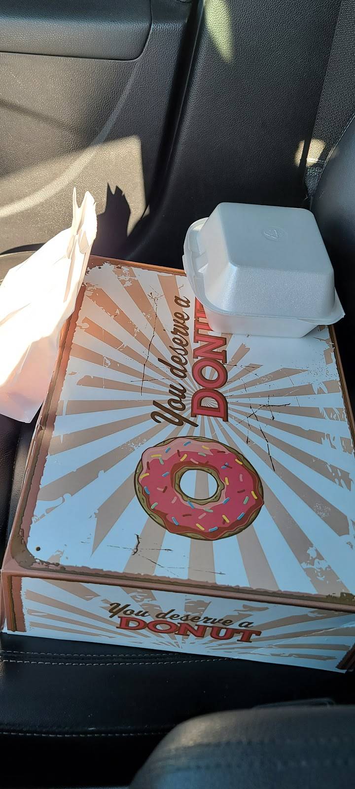 Donut Palace | restaurant | 125 US-169, Smithville, MO 64089, USA | 8163436063 OR +1 816-343-6063