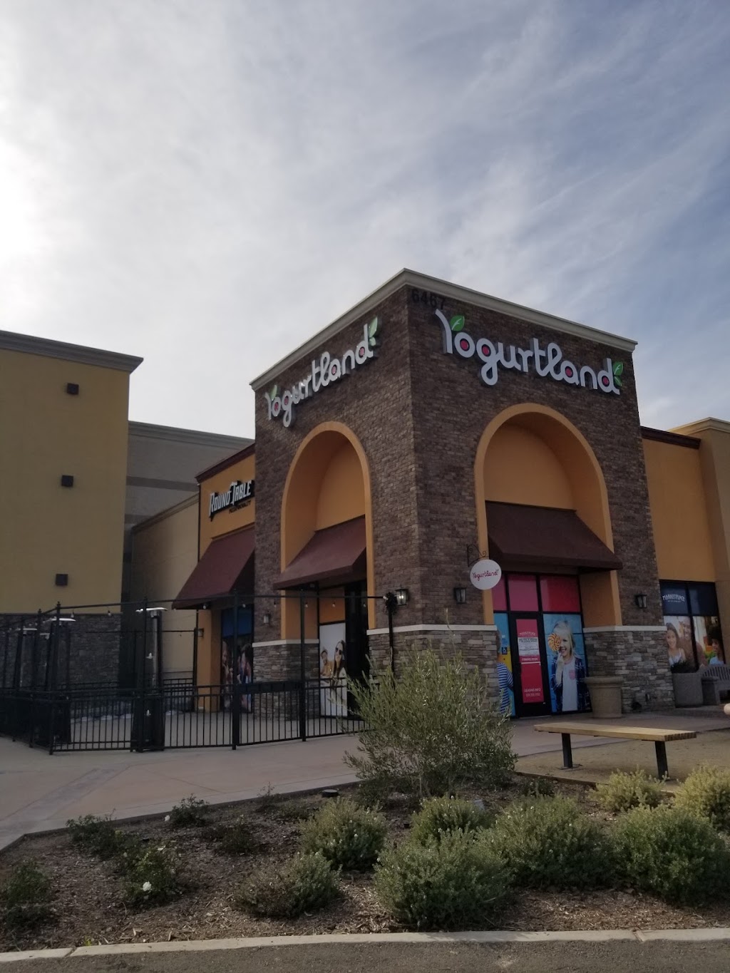 Round Table Pizza | restaurant | 6467 N Riverside Dr Suite 101, Fresno, CA 93722, USA | 5593751545 OR +1 559-375-1545