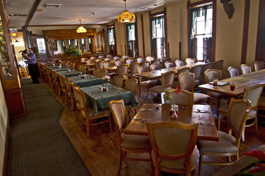 The Irish Lion Restaurant & Pub | restaurant | 212 W Kirkwood Ave, Bloomington, IN 47404, USA | 8123369076 OR +1 812-336-9076