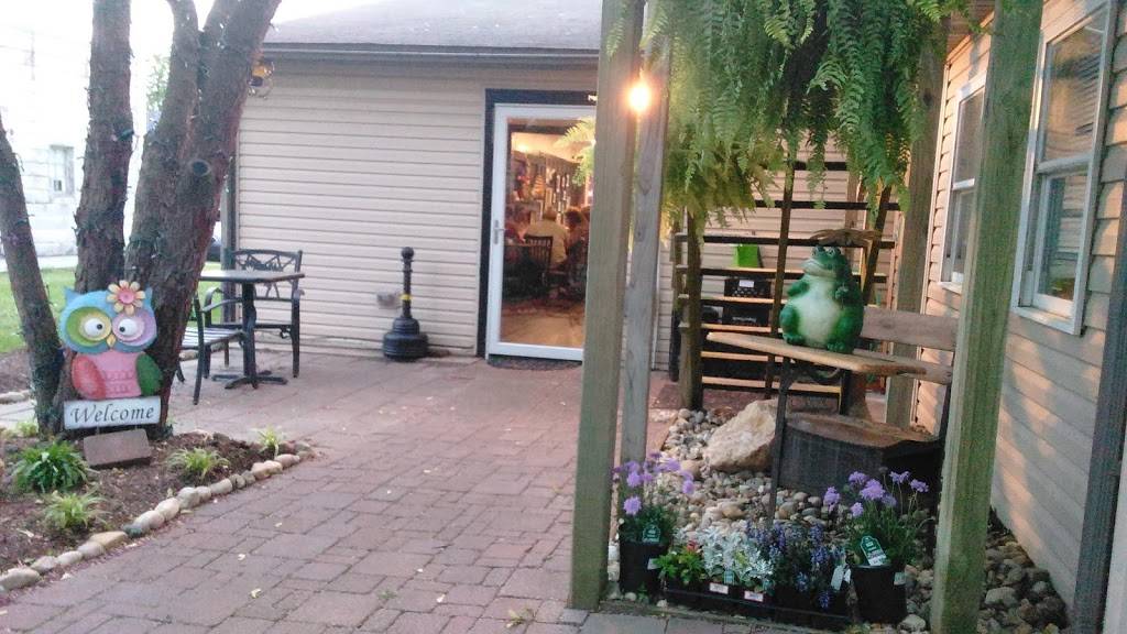 Dueys on Fairfax | restaurant | 1028 Fairfax St, Carlyle, IL 62231, USA | 6185946336 OR +1 618-594-6336