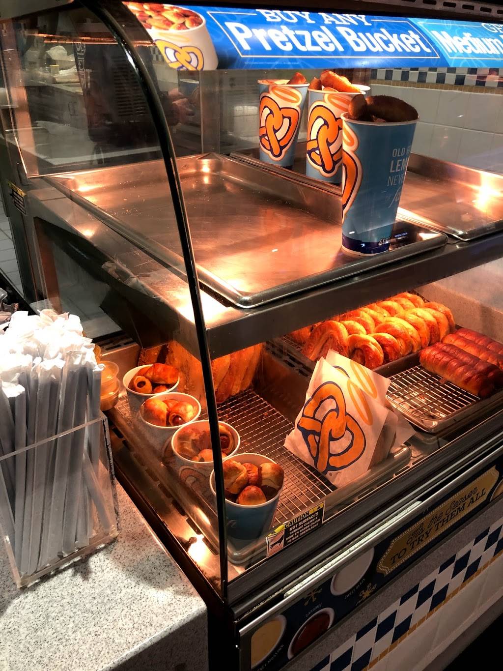 Auntie Anne's Cafe 5 Woodfield Mall, Schaumburg, IL 60173, USA