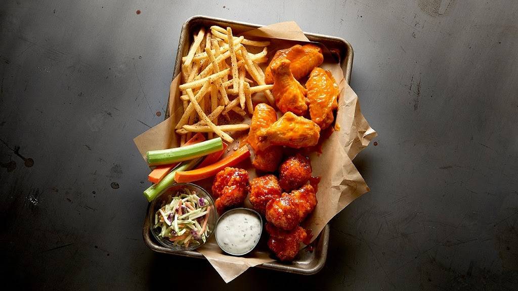 Buffalo Wild Wings | restaurant | 3333 Court St, Pekin, IL 61554, USA | 3092014159 OR +1 309-201-4159