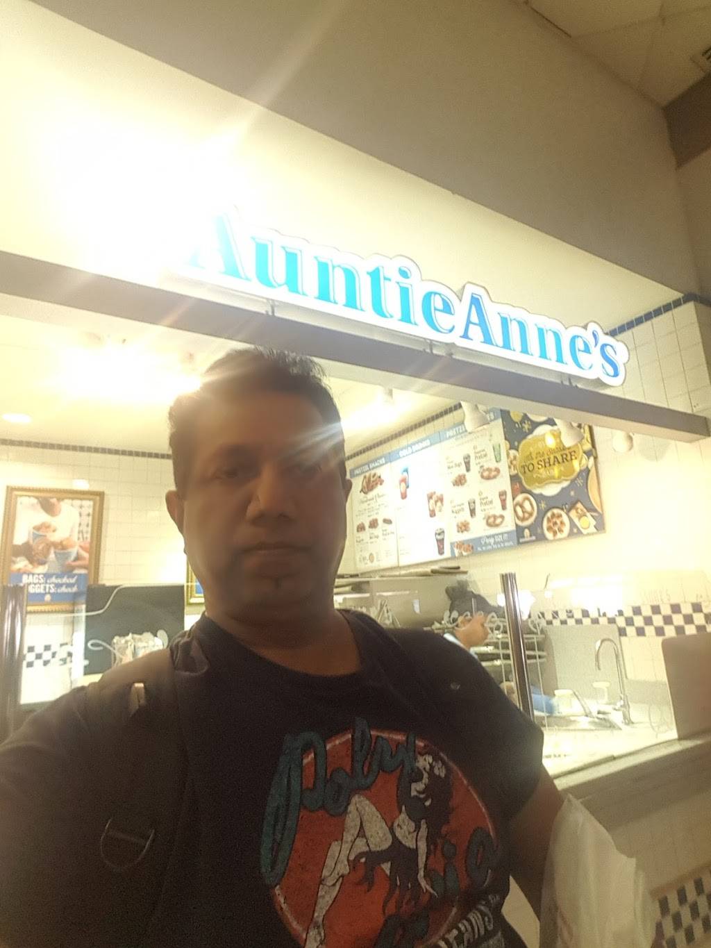 Auntie Annes Pretzels | cafe | 2400 Aviation Drive, Terminal C, Gate 22, Dallas, TX 75261, USA | 9725746561 OR +1 972-574-6561