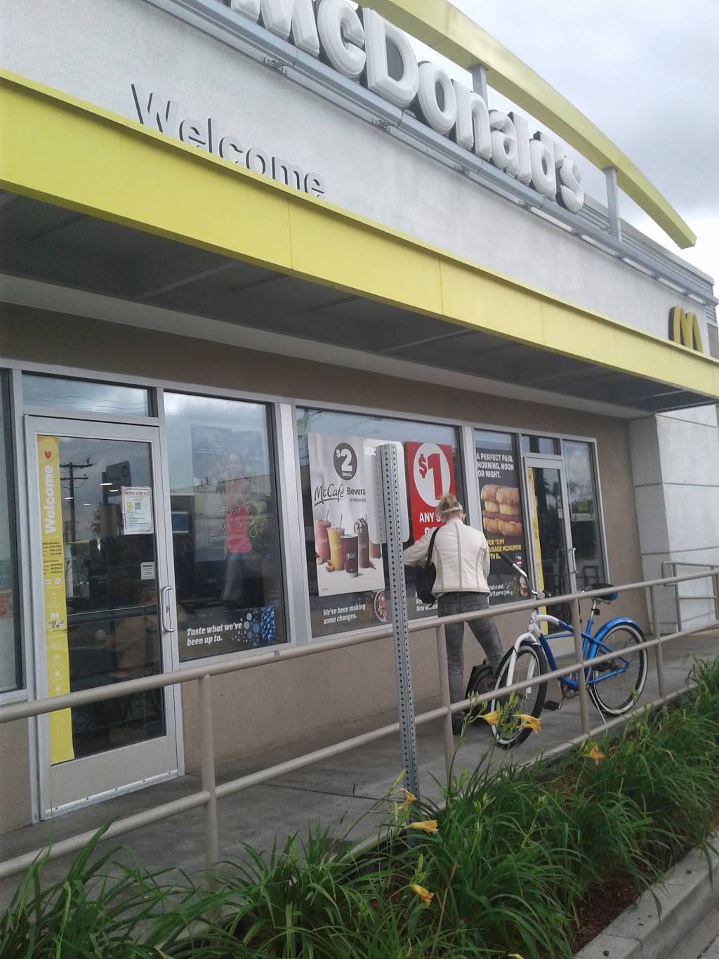 McDonalds | cafe | 16208 Lakewood Blvd, Bellflower, CA 90706, USA | 5629253001 OR +1 562-925-3001