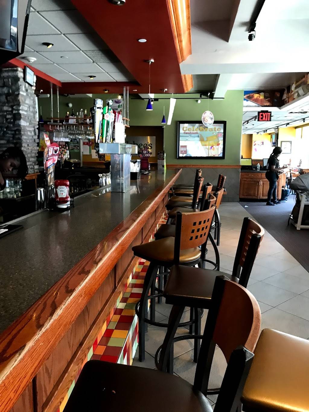 Applebees Grill + Bar | restaurant | 161-21 Jamaica Ave, Jamaica, NY 11433, USA | 3475710921 OR +1 347-571-0921