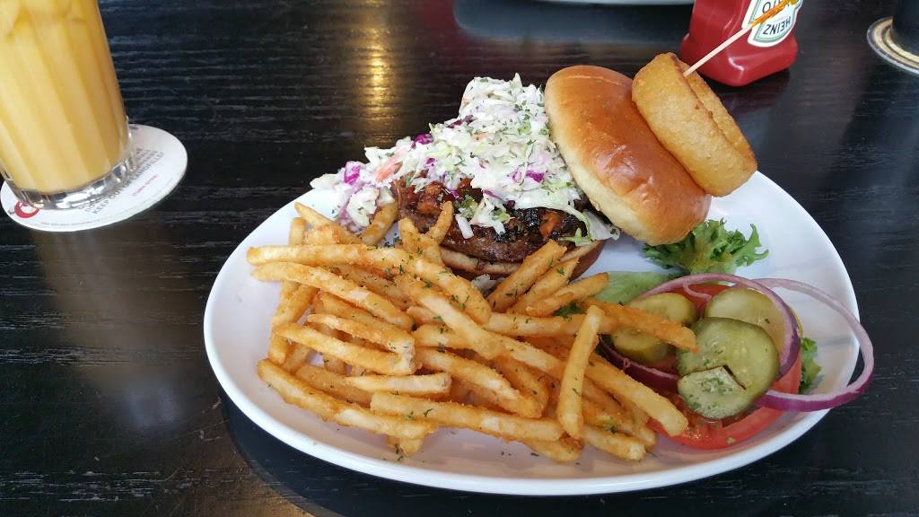 Barrel House | restaurant | 5141 Utica Ridge Rd, Davenport, IA 52807, USA | 5638881975 OR +1 563-888-1975