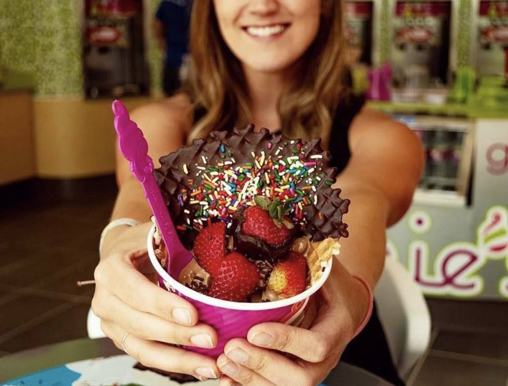 Menchies Frozen Yogurt | bakery | 510 Hidden Valley Pkwy Suite #102, Corona, CA 92879, USA | 9518984523 OR +1 951-898-4523